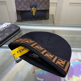 Вязаная шапка FENDI Новинка на официальном сайте. Лаконичный и э