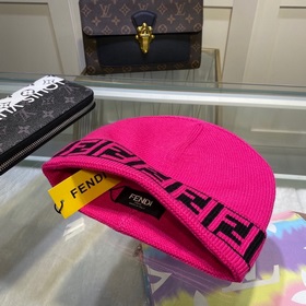 Вязаная шапка FENDI Новинка на официальном сайте. Лаконичный и э