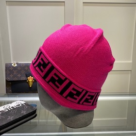 Вязаная шапка FENDI Новинка на официальном сайте. Лаконичный и э