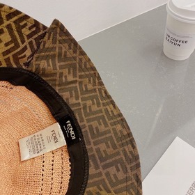 Новая модель шляпы FD Fendi, изготовлена из рафии, с комбинирован