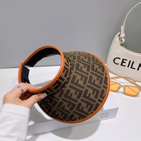 Новая модель шляпы с открытой макушкой от Fendi на весну-лето, оч
