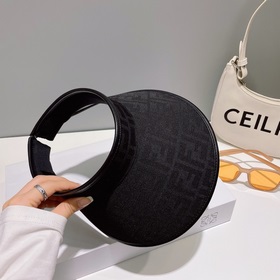 Новая модель шляпы с открытой макушкой от Fendi на весну-лето, оч