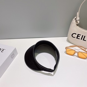 Новая модель шляпы с открытой макушкой от Fendi на весну-лето, оч