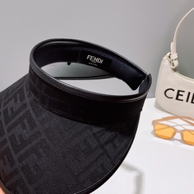 Новая модель шляпы с открытой макушкой от Fendi на весну-лето, оч