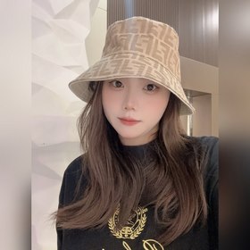 FENDI Fendi Старинные буквы 2 на рыбацкой кепке. Старинные буквы