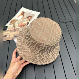 FENDI Fendi Старинные буквы 2 на рыбацкой кепке. Старинные буквы 