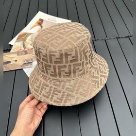 FENDI Fendi Старинные буквы 2 на рыбацкой кепке. Старинные буквы 
