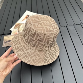 FENDI Fendi Старинные буквы 2 на рыбацкой кепке. Старинные буквы 