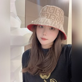 FENDI Fendi Старинные буквы 2 на рыбацкой кепке. Старинные буквы