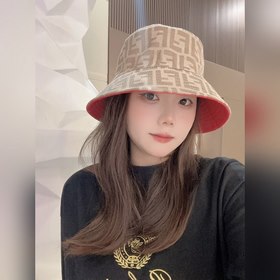 FENDI Fendi Старинные буквы 2 на рыбацкой кепке. Старинные буквы 