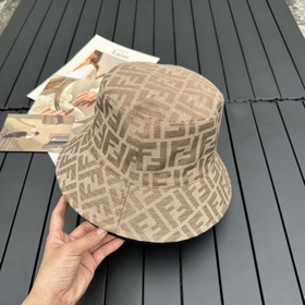 FENDI Fendi Старинные буквы 2 на рыбацкой кепке. Старинные буквы 