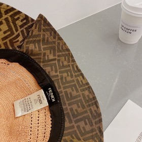 Новая модель шляпы FD Fendi, изготовлена из рафии, с комбинирован