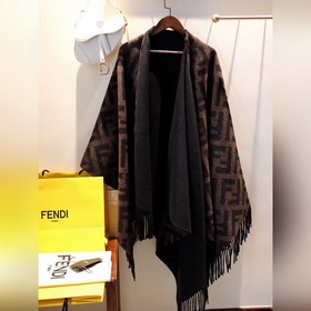 Fendi представляет новую классическую двустороннюю накидку с элем