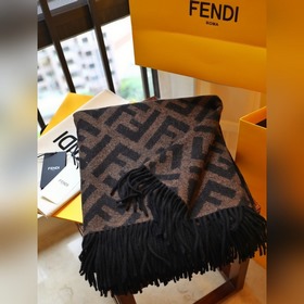 Fendi представляет новую классическую двустороннюю накидку с элем