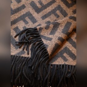 Fendi представляет новую классическую двустороннюю накидку с элем
