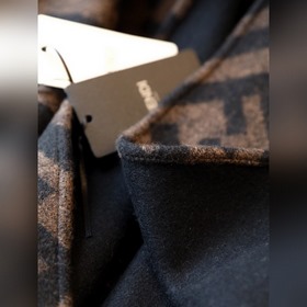 Fendi представляет новую классическую двустороннюю накидку с элем