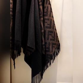 Fendi представляет новую классическую двустороннюю накидку с элем