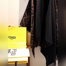 Fendi представляет новую классическую двустороннюю накидку с элем