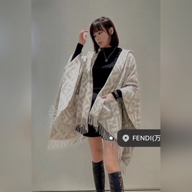Ограниченная серия плащей с капюшоном от Fendi. Этот плащ FF явля