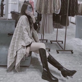 Ограниченная серия плащей с капюшоном от Fendi. Этот плащ FF явля