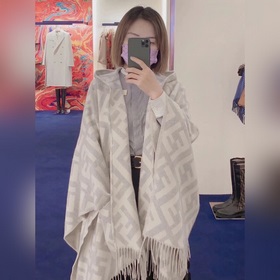 Ограниченная серия плащей с капюшоном от Fendi. Этот плащ FF явля