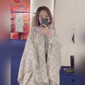 Ограниченная серия плащей с капюшоном от Fendi. Этот плащ FF явля