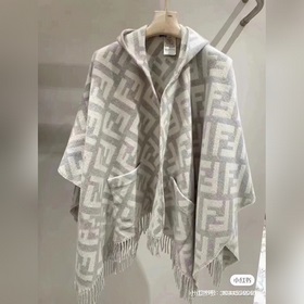Ограниченная серия плащей с капюшоном от Fendi. Этот плащ FF явля