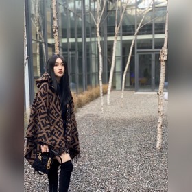 Ограниченная серия плащей с капюшоном от Fendi. Этот плащ FF явля