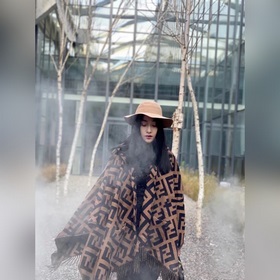 Ограниченная серия плащей с капюшоном от Fendi. Этот плащ FF явля