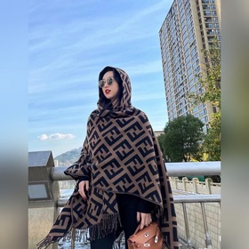 Ограниченная серия плащей с капюшоном от Fendi. Этот плащ FF явля