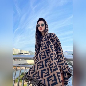 Ограниченная серия плащей с капюшоном от Fendi. Этот плащ FF явля