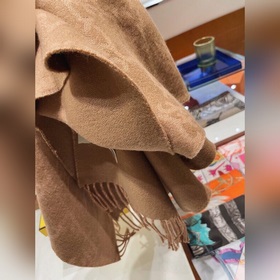Новейший шарф FENDI Этот дизайн кажется более молодежным, нежным 