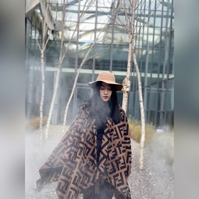 Ограниченная серия плащей с капюшоном от Fendi. Этот плащ FF явля