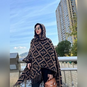 Ограниченная серия плащей с капюшоном от Fendi. Этот плащ FF явля