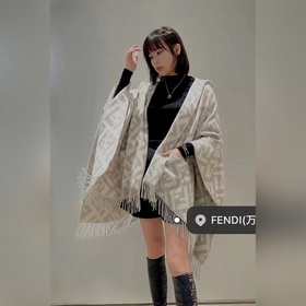 Ограниченная серия плащей с капюшоном от Fendi. Этот плащ FF явля