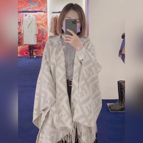 Ограниченная серия плащей с капюшоном от Fendi. Этот плащ FF явля