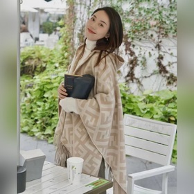 Ограниченная серия плащей с капюшоном от Fendi. Этот плащ FF явля