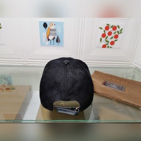 Классическая ткань Gucci подходит для любого времени года. Фотогр