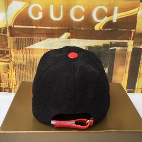 Классическая ткань Gucci подходит для любого времени года. Фотогр