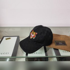 Классическая ткань Gucci подходит для любого времени года. Фотогр