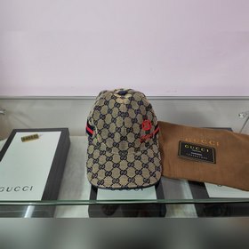 Классическая ткань Gucci подходит для любого времени года. Фотогр