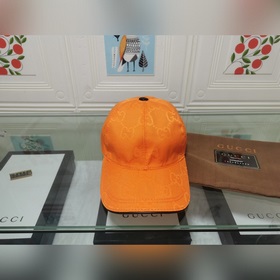 Крупные буквы Gucci подходят для любого времени года. Фотография
