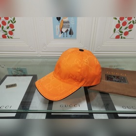 Крупные буквы Gucci подходят для любого времени года. Фотография 