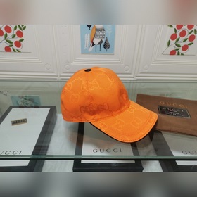 Крупные буквы Gucci подходят для любого времени года. Фотография 