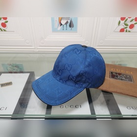 Крупные буквы Gucci подходят для любого времени года. Фотография 