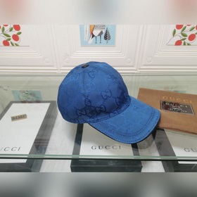 Крупные буквы Gucci подходят для любого времени года. Фотография 