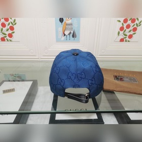 Крупные буквы Gucci подходят для любого времени года. Фотография 