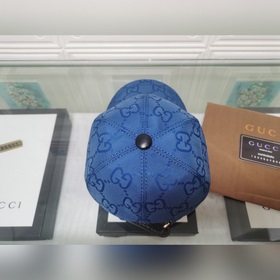 Крупные буквы Gucci подходят для любого времени года. Фотография 