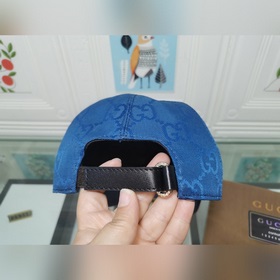 Крупные буквы Gucci подходят для любого времени года. Фотография 