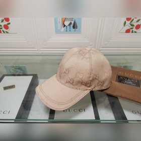 Крупные буквы Gucci подходят для любого времени года. Фотография 